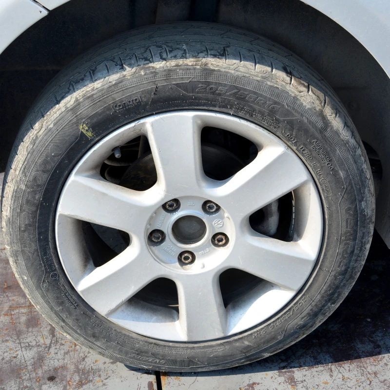 VW Touran 1.6 FSI, снимка 5 - Автомобили и джипове - 51293420