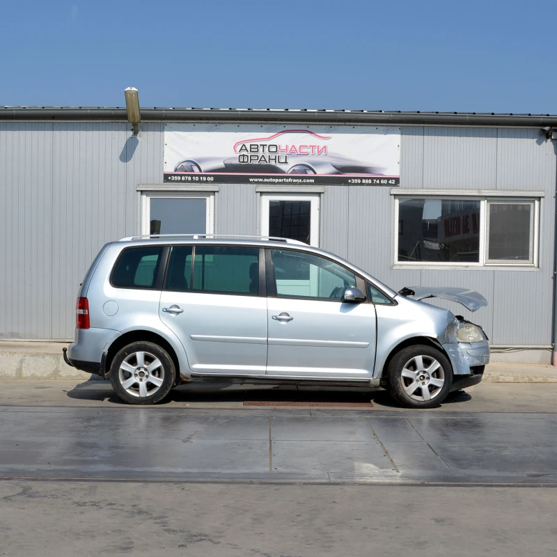 VW Touran 1.6 FSI, снимка 2 - Автомобили и джипове - 51293420