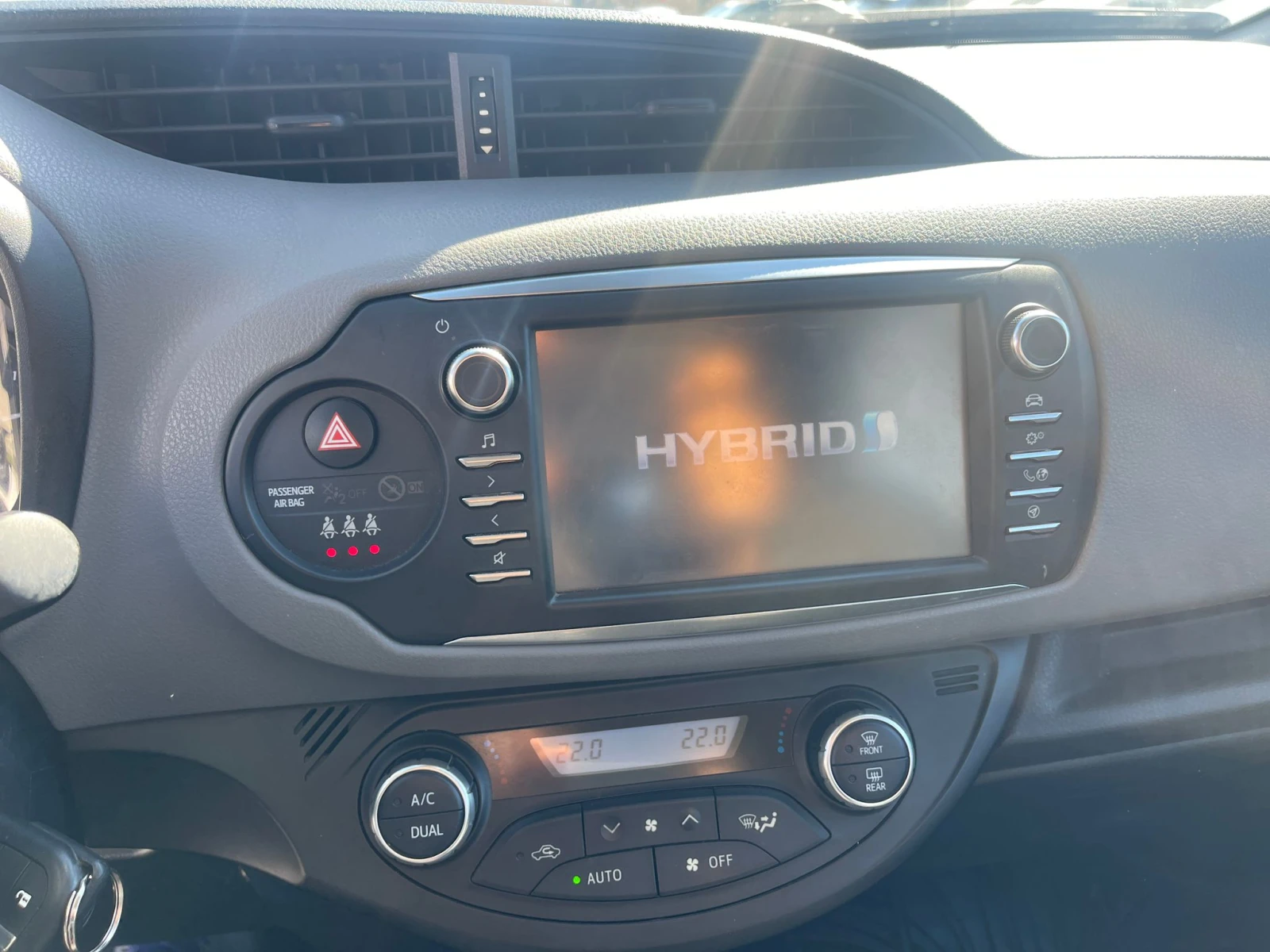 Toyota Yaris  HYBRID/1.5/КАМЕРА/НАВИГАЦИЯ, снимка 13 - Автомобили и джипове - 53827759