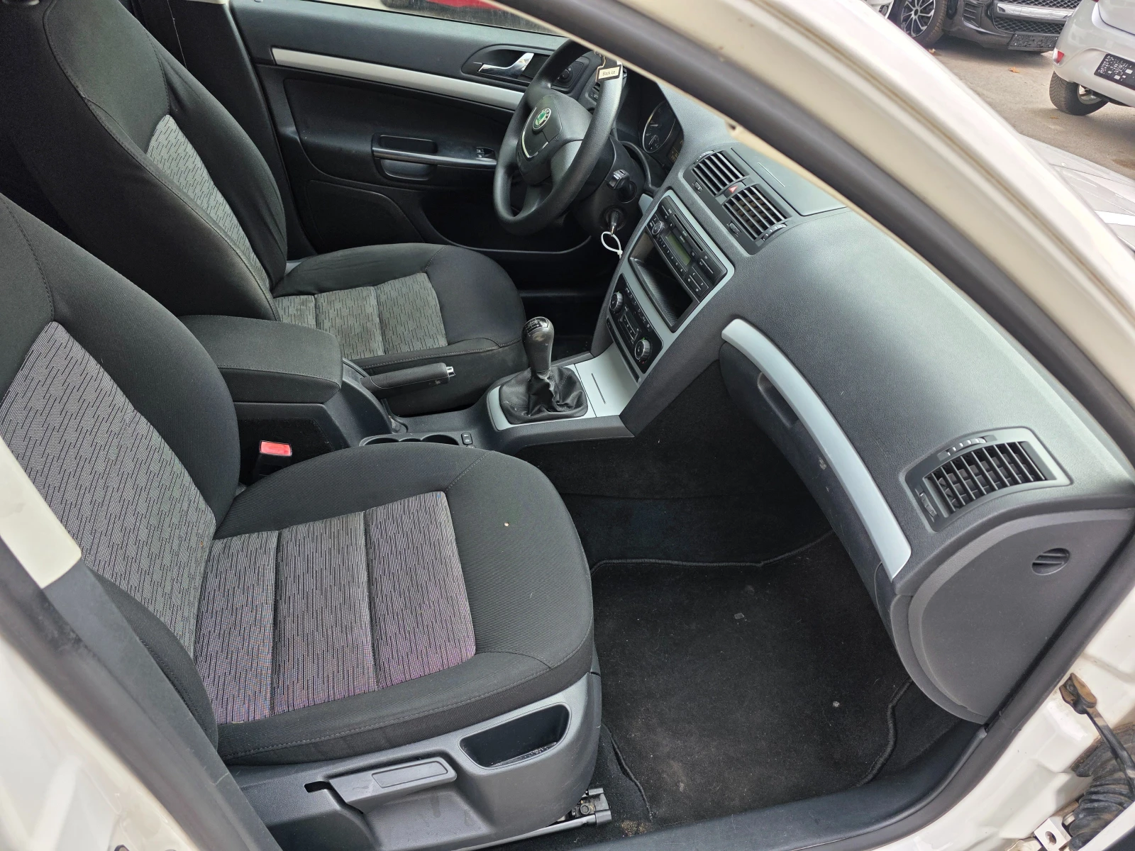 Skoda Octavia 1.2 TSI обслужена с вериги, снимка 10 - Автомобили и джипове - 55596773
