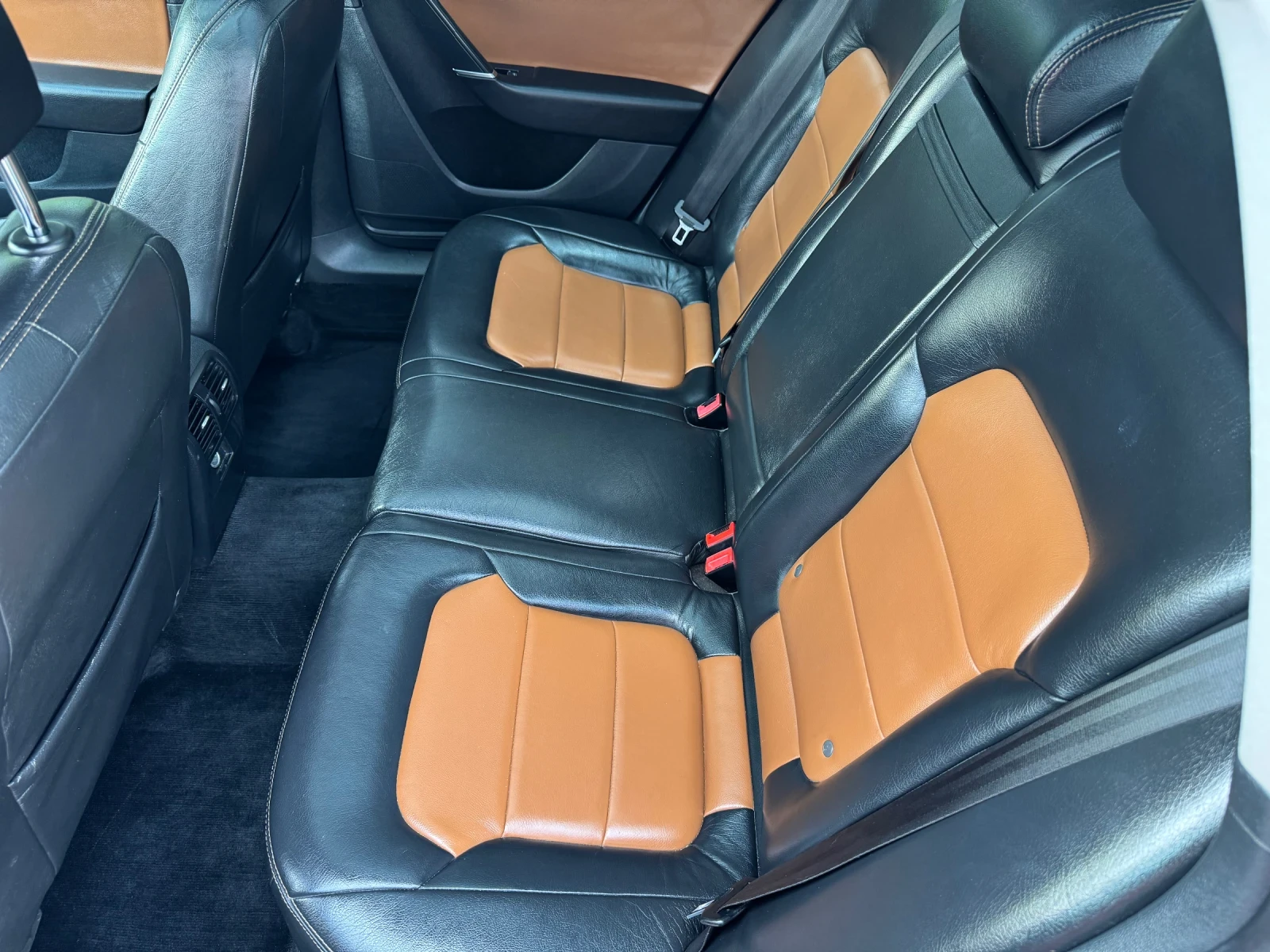 VW Passat 1.6 TDI Panorama Koja, снимка 12 - Автомобили и джипове - 55931346