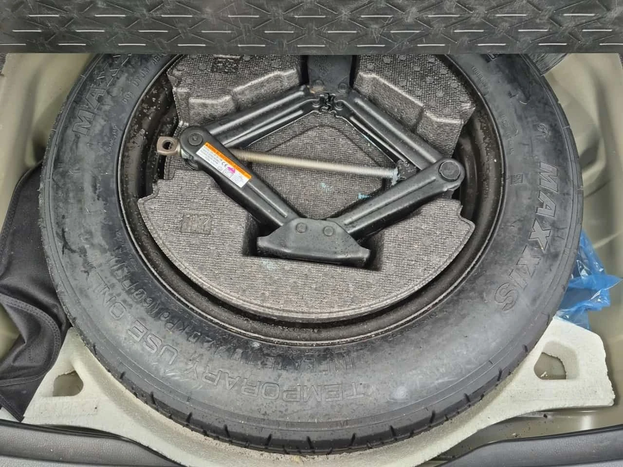 Toyota Rav4 HYBRID XLE  CARFAX, снимка 14 - Автомобили и джипове - 53715360