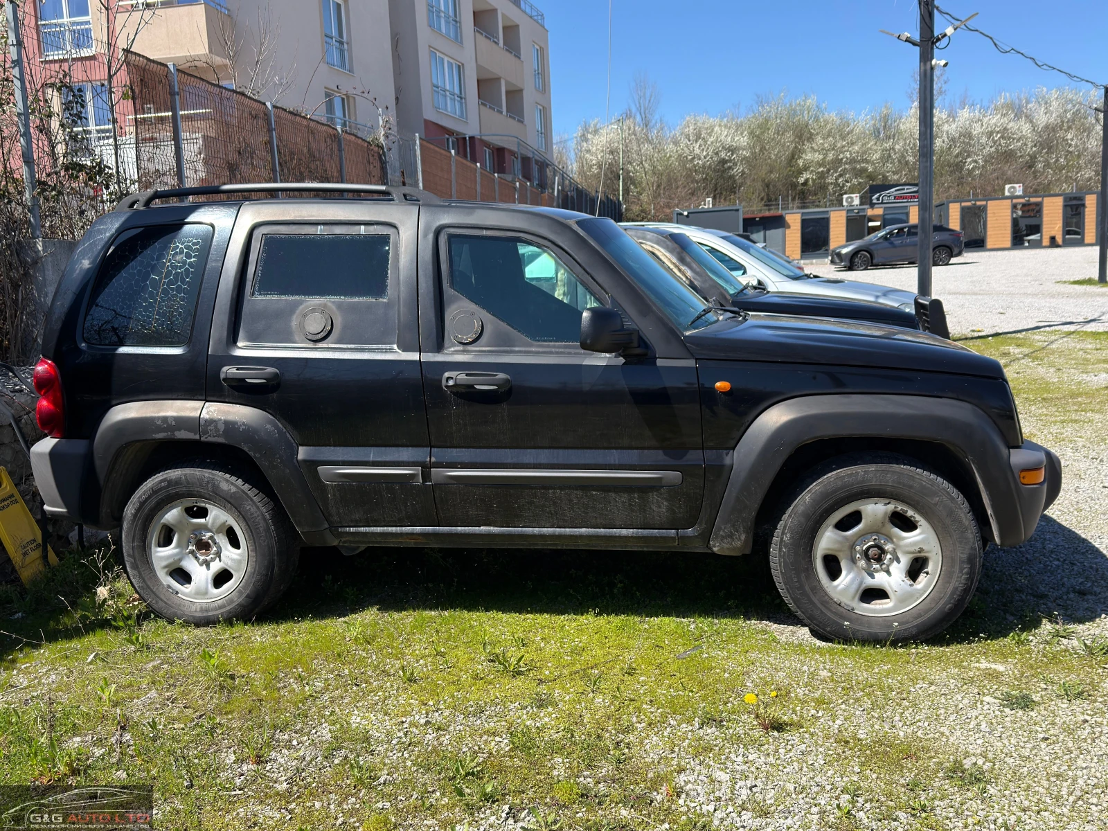 Jeep Cherokee 2.8CRDI/163К.С./БРОНИРАНИ/ЦЕНАТА Е ЗА 2-ТЕ, снимка 4 - Автомобили и джипове - 54112829