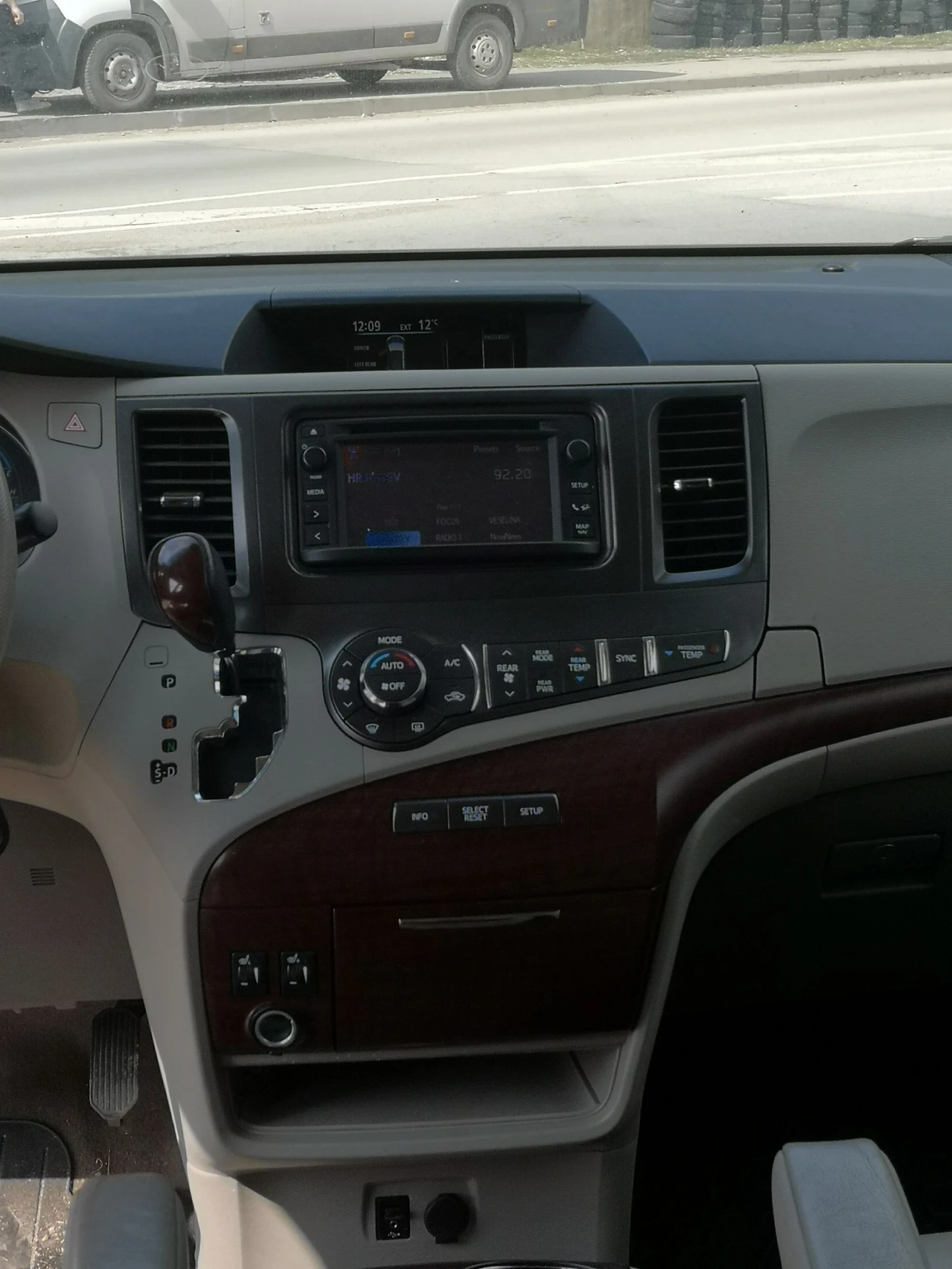 Toyota Sienna, снимка 8 - Автомобили и джипове - 54087096