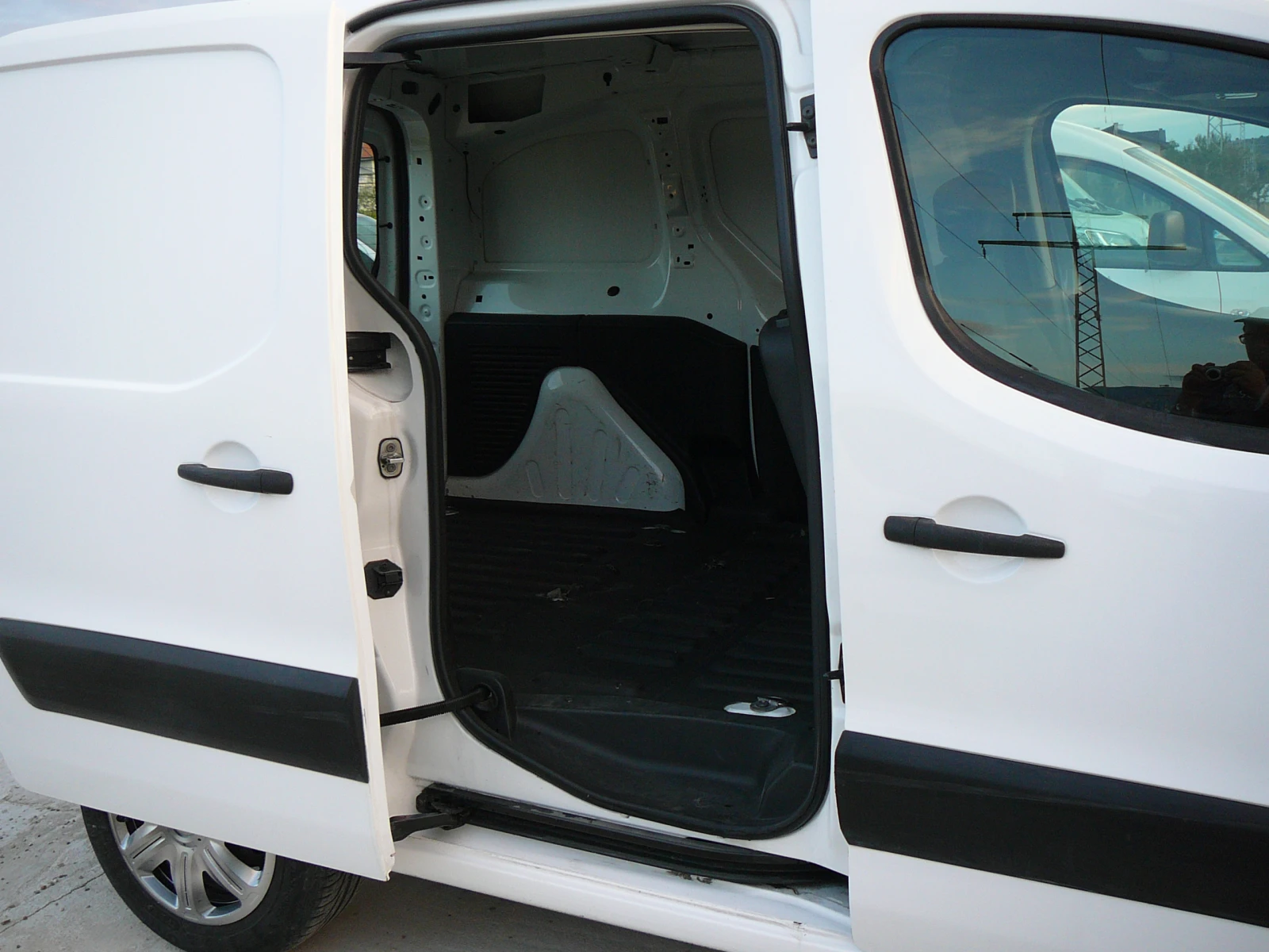 Citroen Berlingo 1.6 hdi клима , снимка 6 - Автомобили и джипове - 56121930