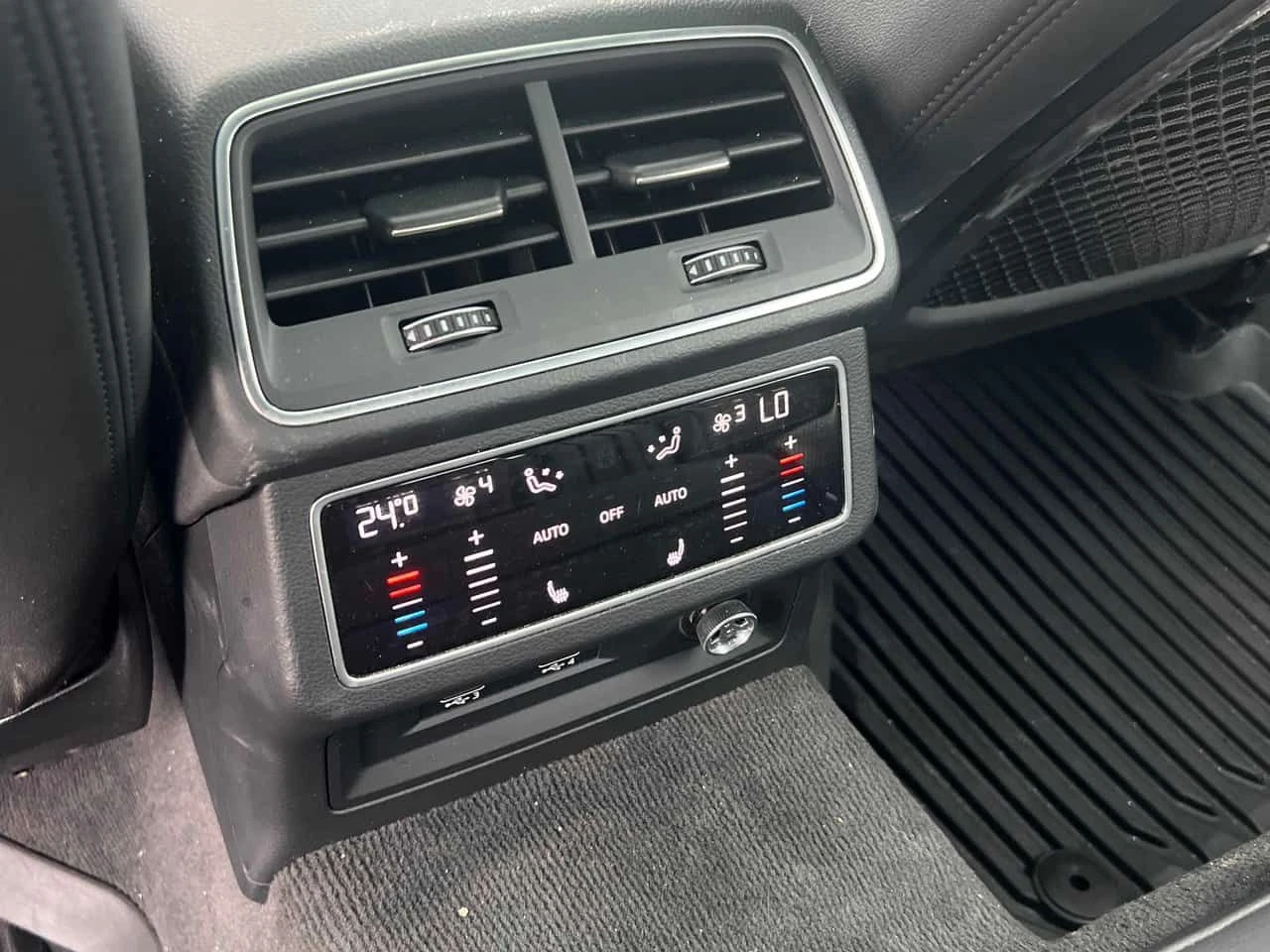 Audi A7 Technik/CARFAX/ПОДГРЕВ/ОБДУХ/ПАНО, снимка 12 - Автомобили и джипове - 54240761