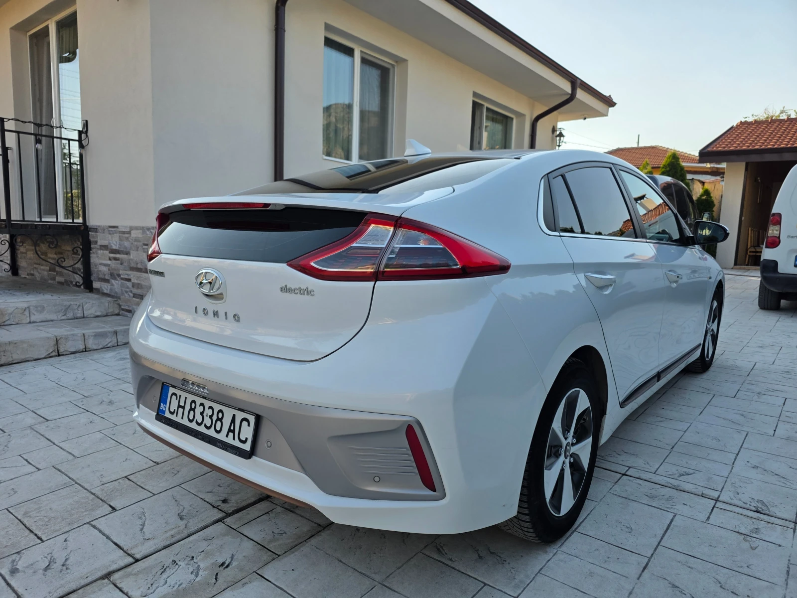 Hyundai Ioniq 3.8.3 KWh FULL ELECTRIC  FULL EKSTI KATO HOBA , снимка 5 - Автомобили и джипове - 55096143