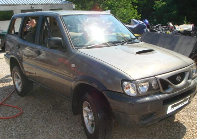 Nissan Terrano 2.7  tdi i 2.4i, снимка 1 - Автомобили и джипове - 46834310