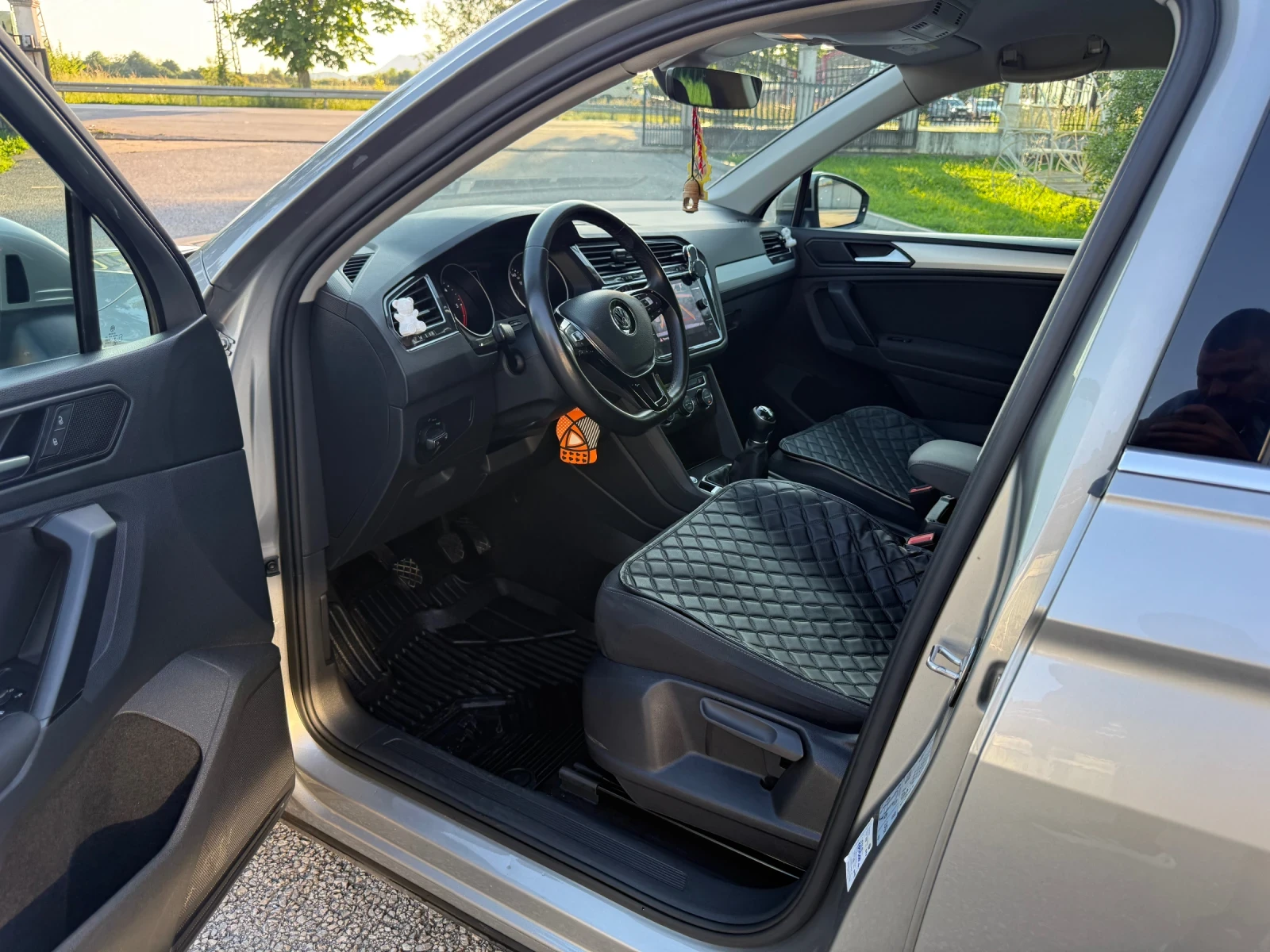 VW Tiguan 2.0TDI* Ръчка, снимка 9 - Автомобили и джипове - 54699369