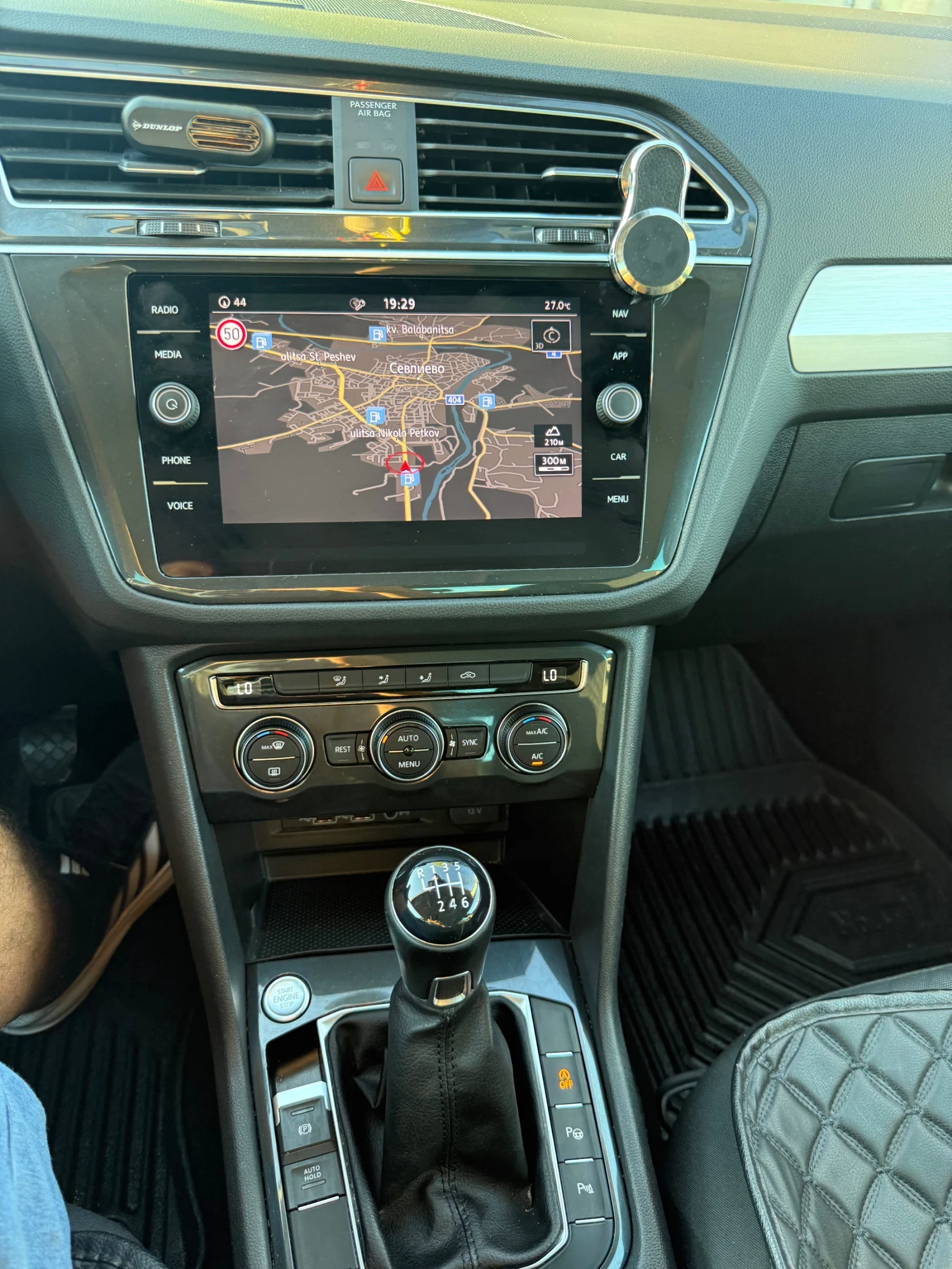 VW Tiguan 2.0TDI* Ръчка, снимка 16 - Автомобили и джипове - 54699369
