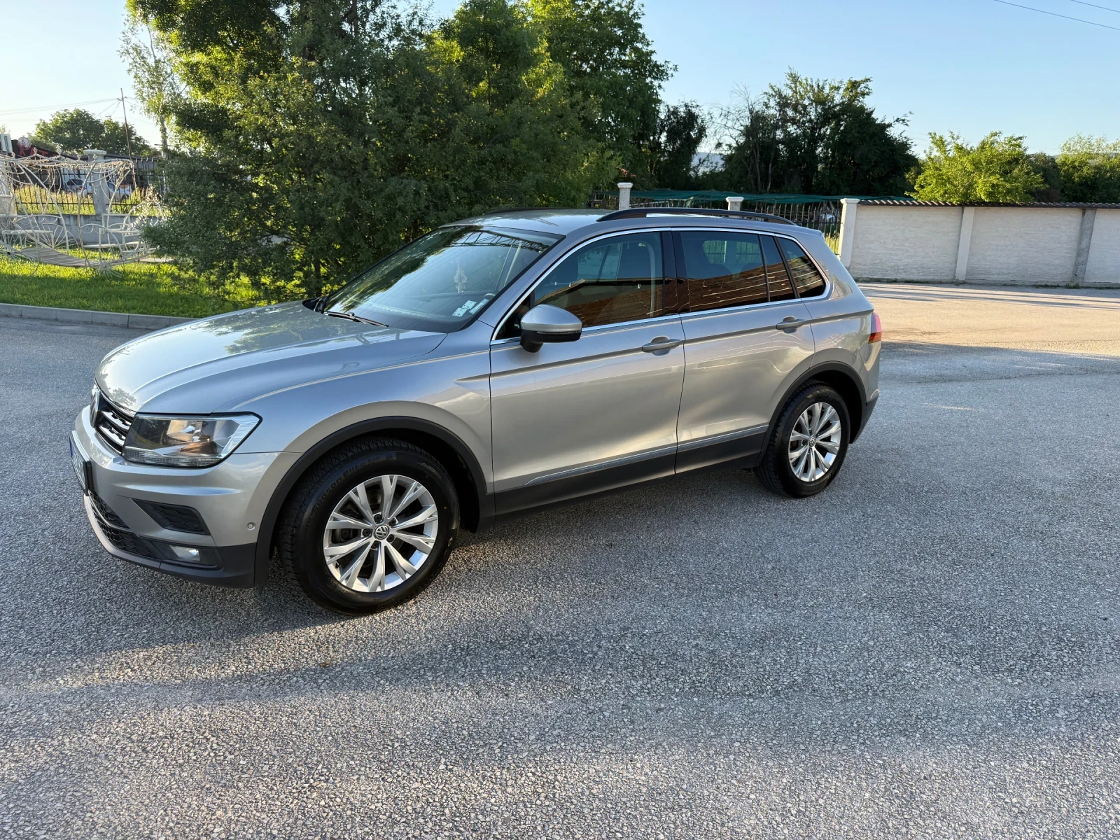 VW Tiguan 2.0TDI* Ръчка, снимка 3 - Автомобили и джипове - 54699369