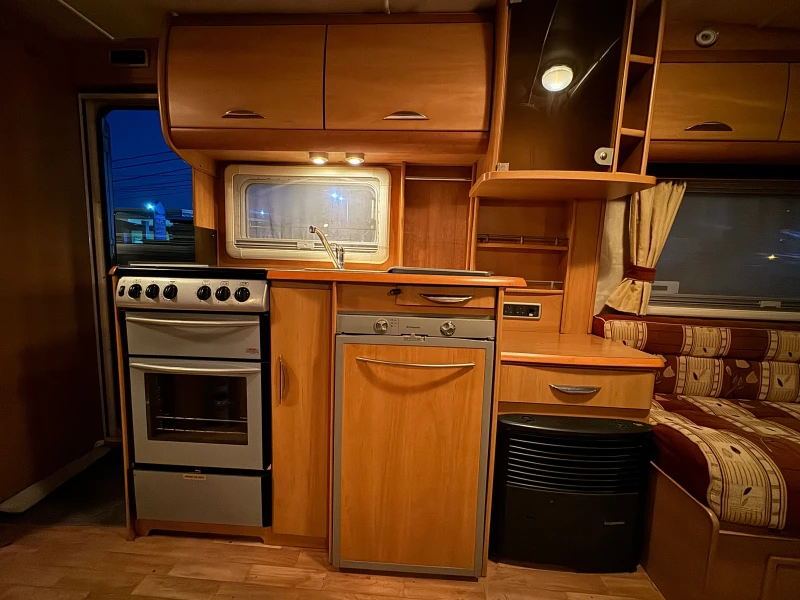 Каравана Swift UTOPIA 530 регистрирана, снимка 8 - Каравани и кемпери - 47917647