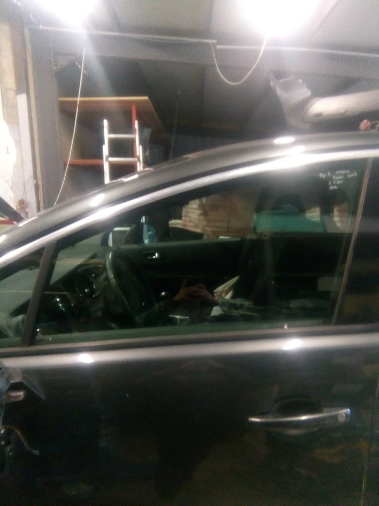 предно ляво стъкло Пежо 3008