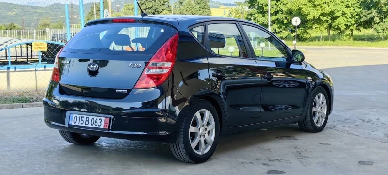 Hyundai I30 1.6CRDI 116 К. С ПЕРФЕКТНА, снимка 8 - Автомобили и джипове - 46059572