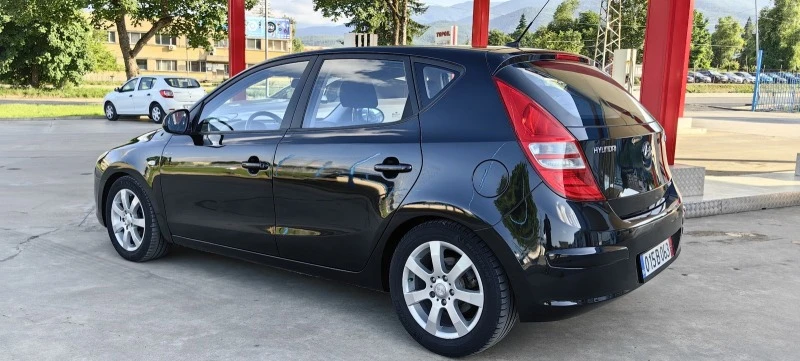 Hyundai I30 1.6CRDI 116 К. С ПЕРФЕКТНА, снимка 9 - Автомобили и джипове - 46059572