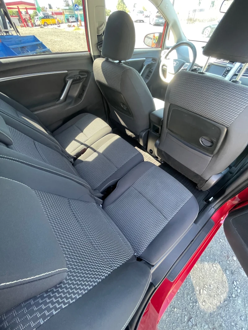 Toyota Verso 1.8i-147к.с., снимка 12 - Автомобили и джипове - 51324321