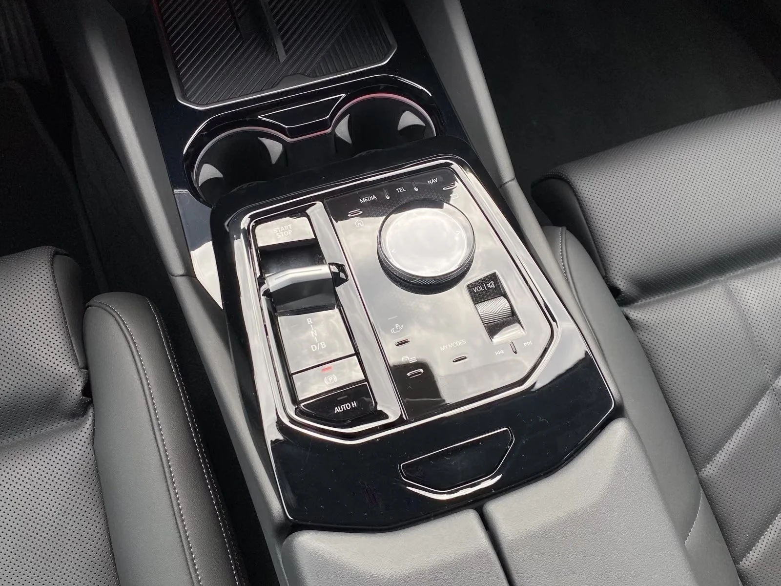 BMW i5 eDrive40/LED/HEAD UP/AMBIENT/360/HARMAN KARDON, снимка 10 - Автомобили и джипове - 55919834