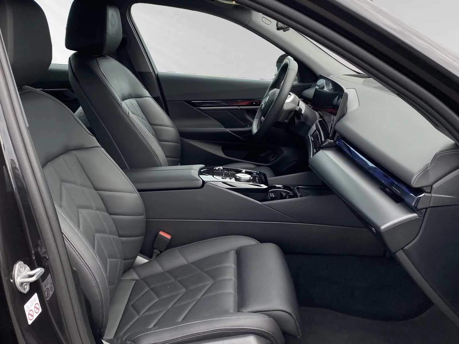 BMW i5 eDrive40/LED/HEAD UP/AMBIENT/360/HARMAN KARDON, снимка 11 - Автомобили и джипове - 55919834