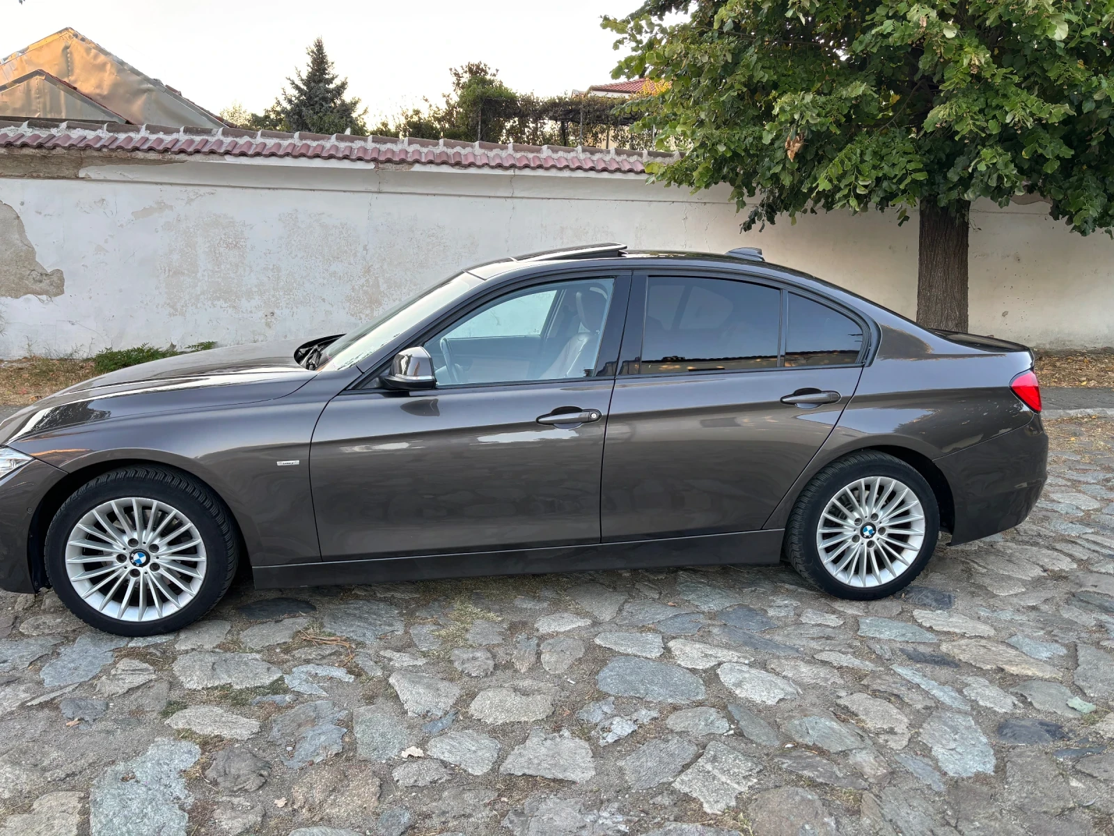 BMW 320 Luxury/Harman/K, снимка 2 - Автомобили и джипове - 56200978