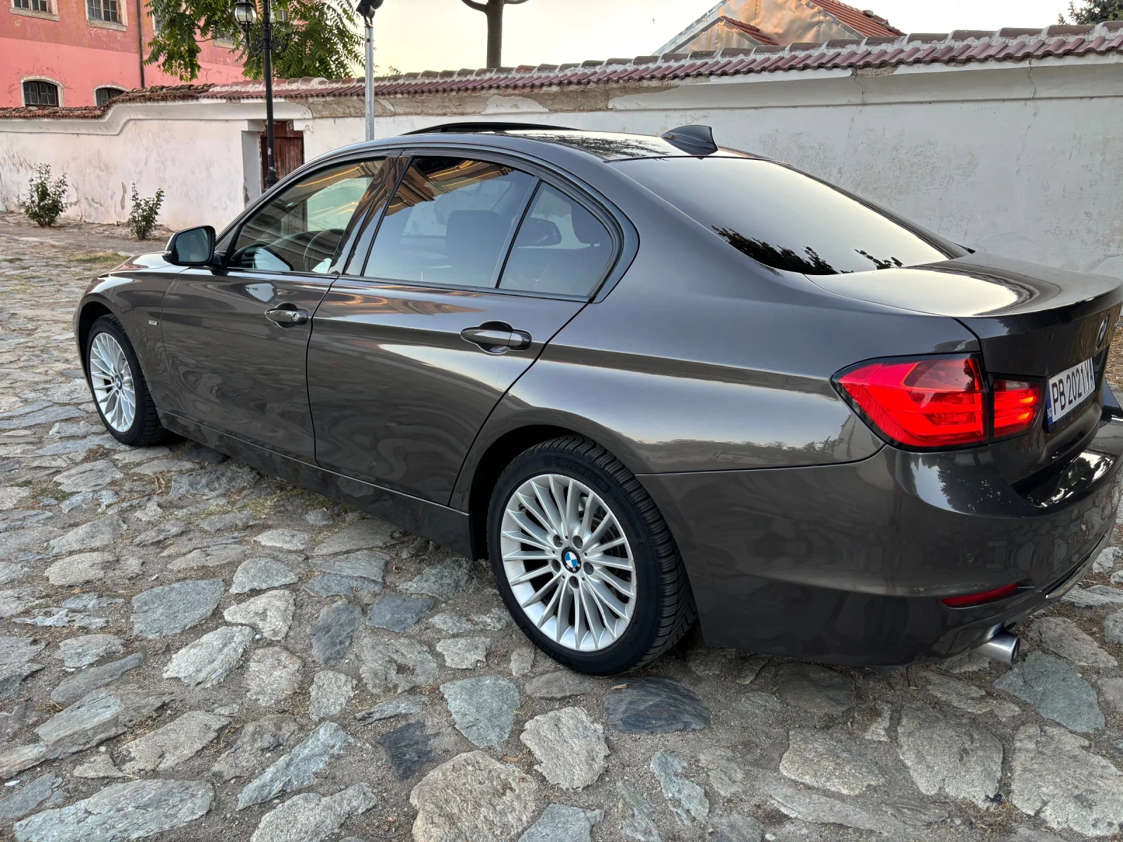 BMW 320 Luxury/Harman/K, снимка 3 - Автомобили и джипове - 56200978