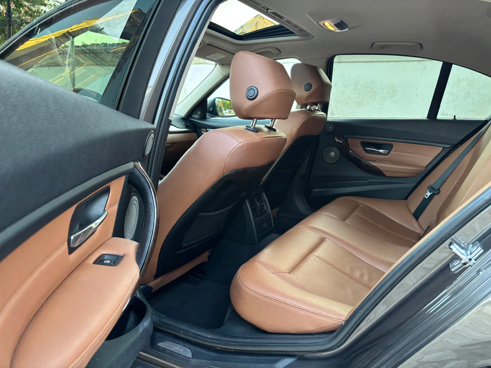 BMW 320 Luxury/Harman/K, снимка 10 - Автомобили и джипове - 56200978