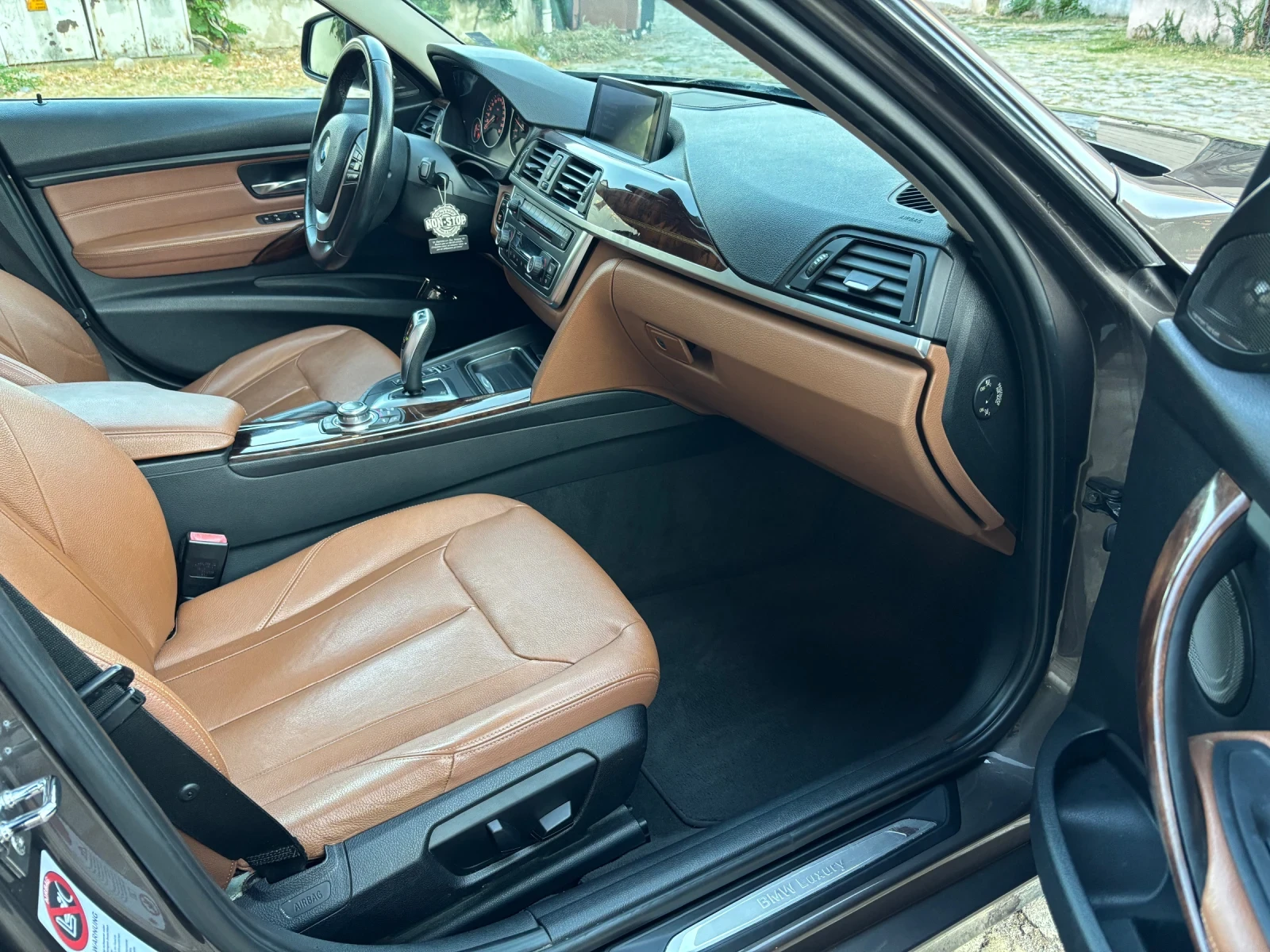 BMW 320 Luxury/Harman/K, снимка 12 - Автомобили и джипове - 56200978
