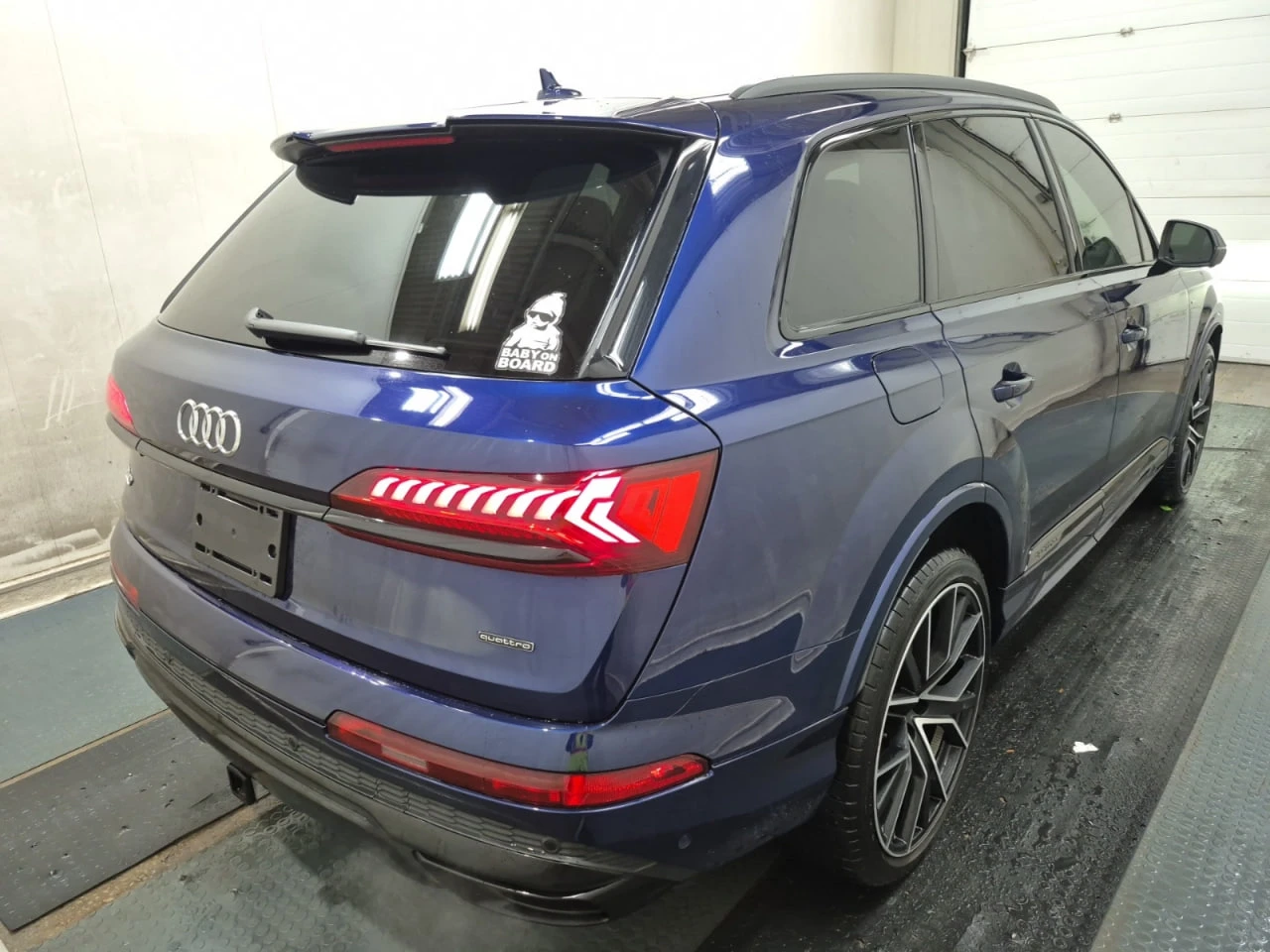 Audi Q7 * АВТО КРЕДИТ* ЦЕНА ДО БГ * СЕРВИЗНА ИСТОРИЯ *  - изображение 6