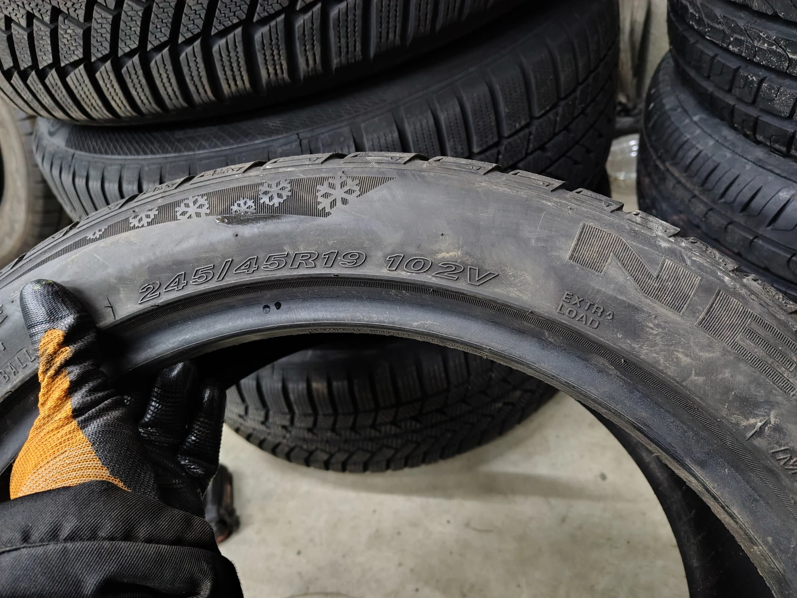 Гуми Зимни 245/45R19, снимка 9 - Гуми и джанти - 54103385