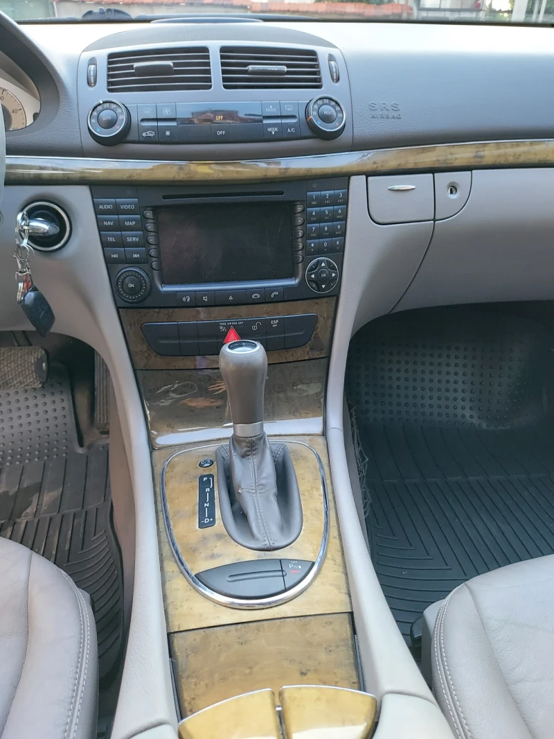 Mercedes-Benz E 320, снимка 13 - Автомобили и джипове - 48487125