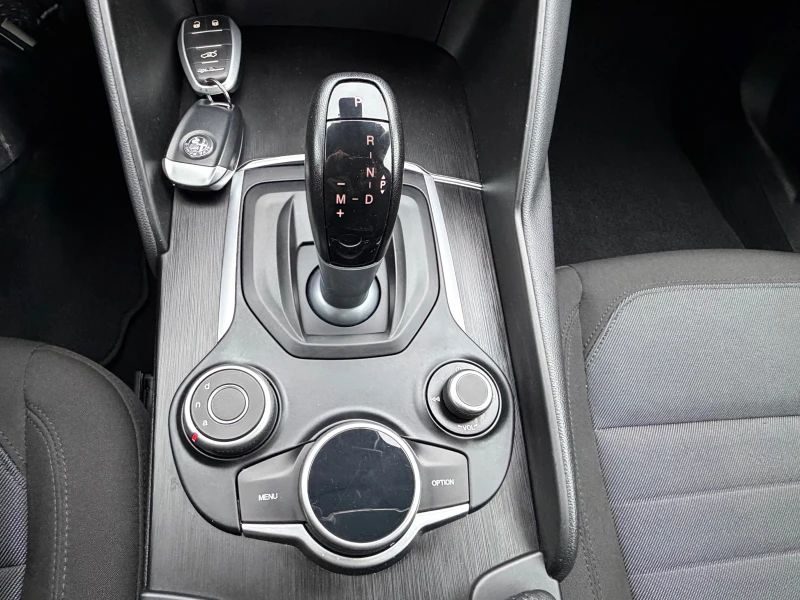 Alfa Romeo Giulia 2.2JTD* TOP* NAVI* AVTOMAT, снимка 16 - Автомобили и джипове - 52740664