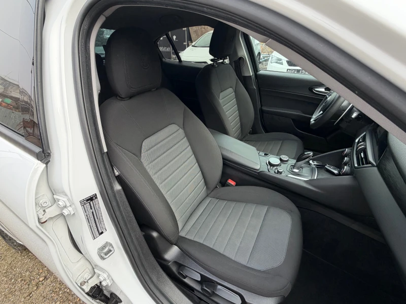 Alfa Romeo Giulia 2.2JTD* TOP* NAVI* AVTOMAT, снимка 16 - Автомобили и джипове - 52740664