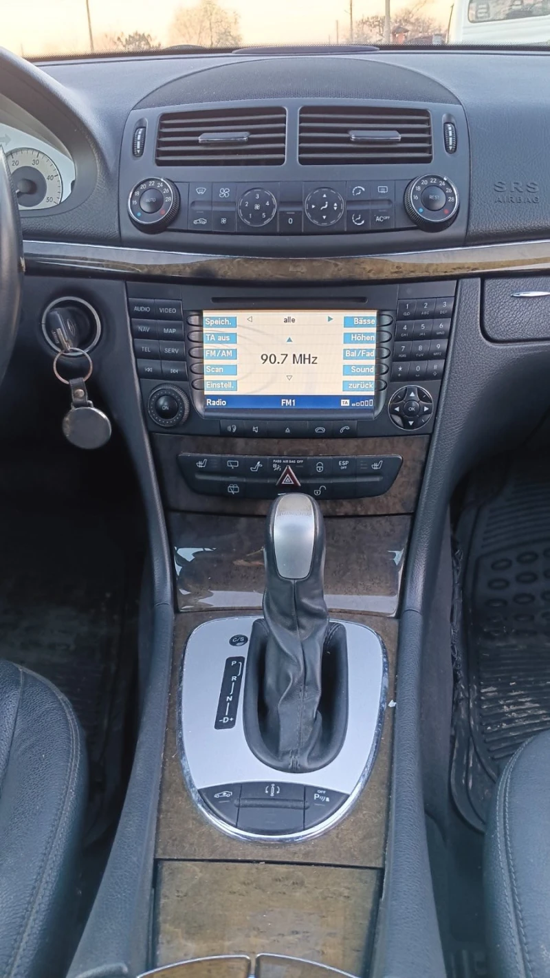 Mercedes-Benz E 320, снимка 10 - Автомобили и джипове - 52861564