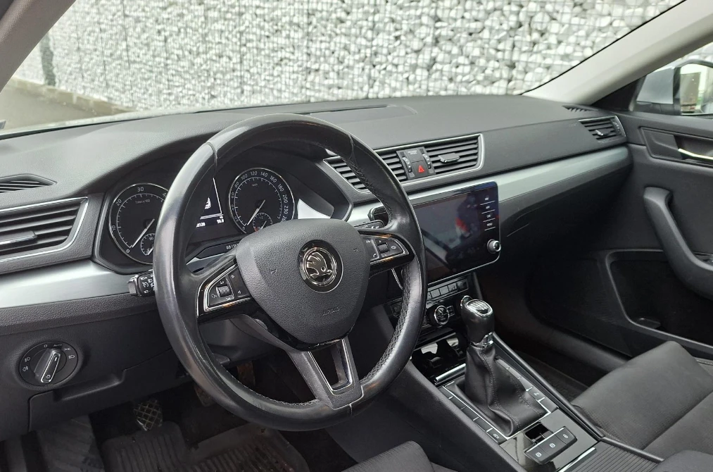 Skoda Superb 2.0 TDI-103 хил. км. с история в ЕУРAТЕК ЕВРО 6C - изображение 9