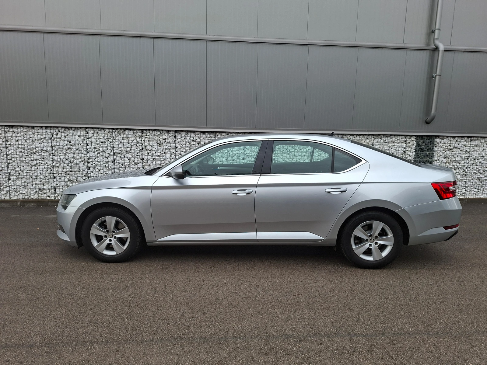 Skoda Superb 2.0 TDI-103 хил. км. с история в ЕУРAТЕК ЕВРО 6C - изображение 5