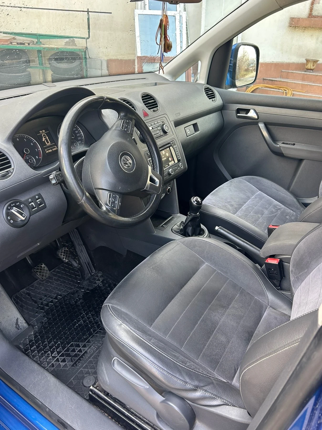 VW Caddy, снимка 9 - Автомобили и джипове - 53710363