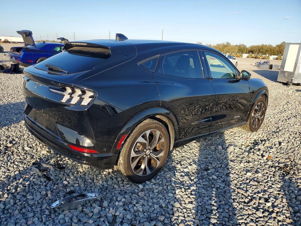 Ford Mustang Mach-E PREMIUM | 360 КАМЕРА | KEYLESS | ПАНОРАМА | , снимка 4 - Автомобили и джипове - 54086602