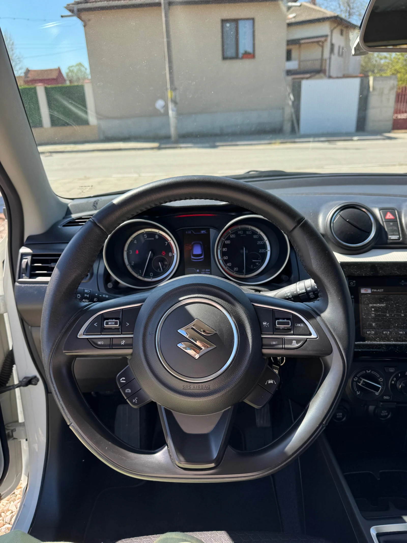 Suzuki Swift Hybrid / Подгрев / Navi, снимка 11 - Автомобили и джипове - 54325615