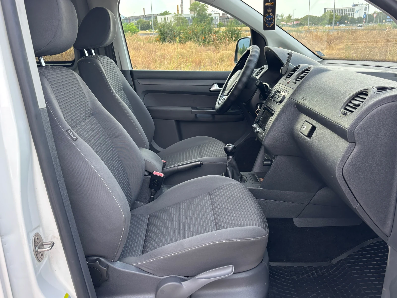 VW Caddy 1.6TDI, снимка 9 - Автомобили и джипове - 55957751