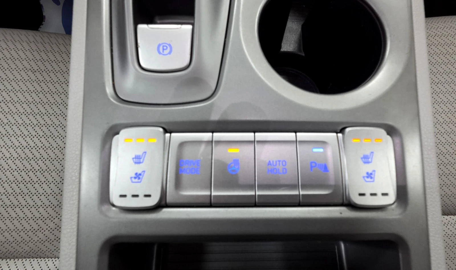 Hyundai Kona 64KWh/Premium/Шибидах/Blue Link, снимка 16 - Автомобили и джипове - 54258939