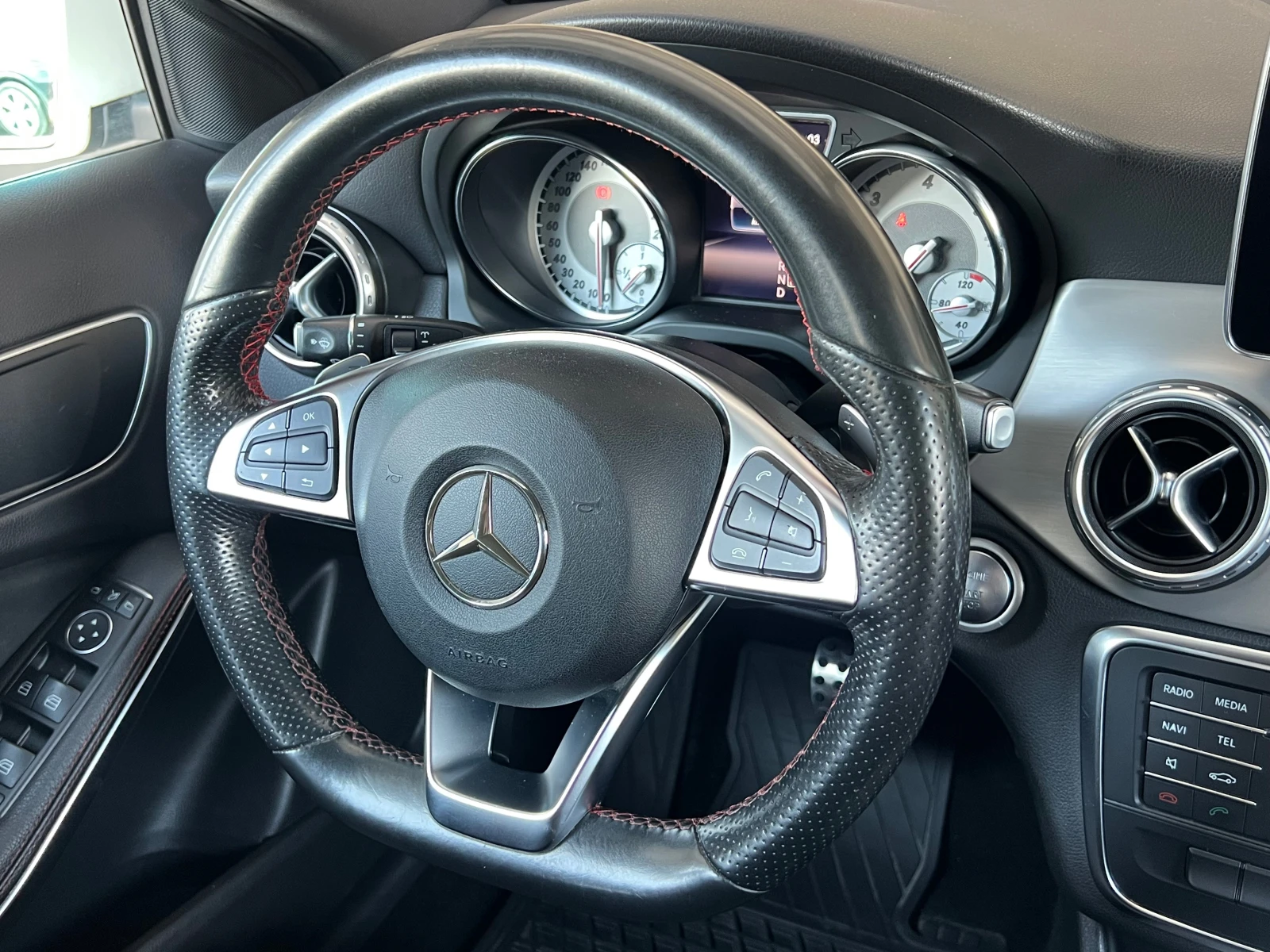 Mercedes-Benz GLA 200d, AMG LINE-ПЪЛНА СЕРВИЗНА ИСТОРИЯ, снимка 12 - Автомобили и джипове - 55010121