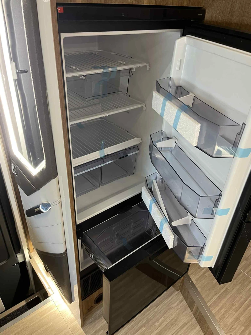 Кемпер Mobilvetta Krosser AT8 Зимна версия АВТОМАТИК* ДВОЕН ПОД, снимка 8 - Каравани и кемпери - 51798307