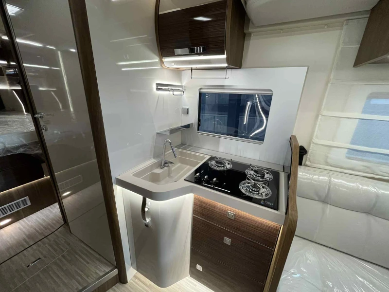 Кемпер Mobilvetta Krosser AT8 Зимна версия АВТОМАТИК* ДВОЕН ПОД, снимка 7 - Каравани и кемпери - 51798307