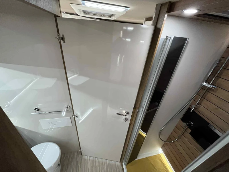 Кемпер Mobilvetta Krosser AT8 Зимна версия АВТОМАТИК* ДВОЕН ПОД, снимка 11 - Каравани и кемпери - 51798307