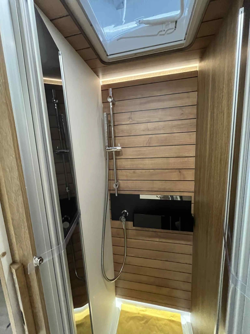 Кемпер Mobilvetta Krosser AT8 Зимна версия АВТОМАТИК* ДВОЕН ПОД, снимка 5 - Каравани и кемпери - 51798307