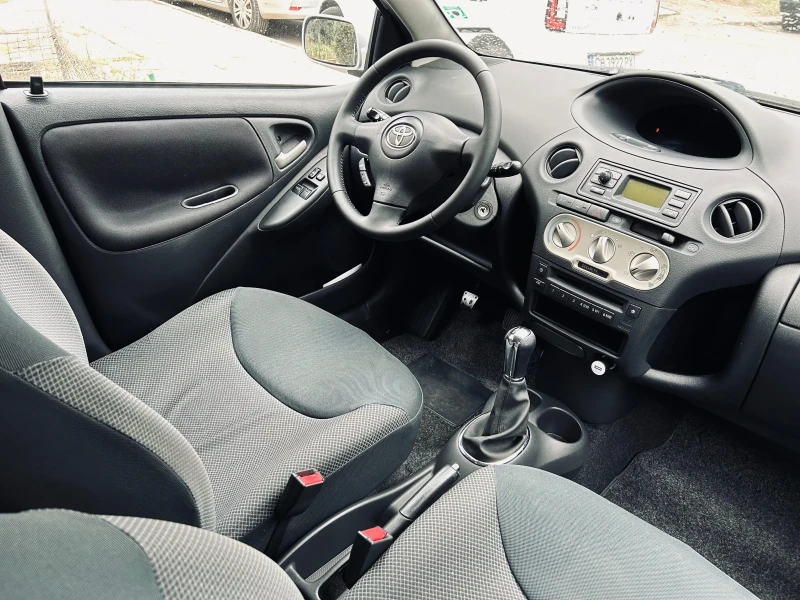 Toyota Yaris 1.3i, снимка 12 - Автомобили и джипове - 47340893