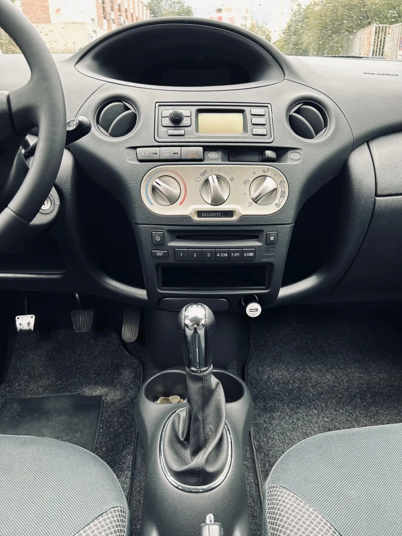 Toyota Yaris 1.3i, снимка 11 - Автомобили и джипове - 47340893