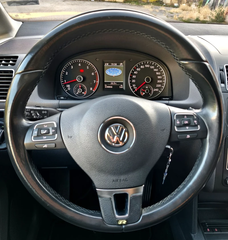 VW Touran 1.2 tsi 7места, снимка 8 - Автомобили и джипове - 52588242