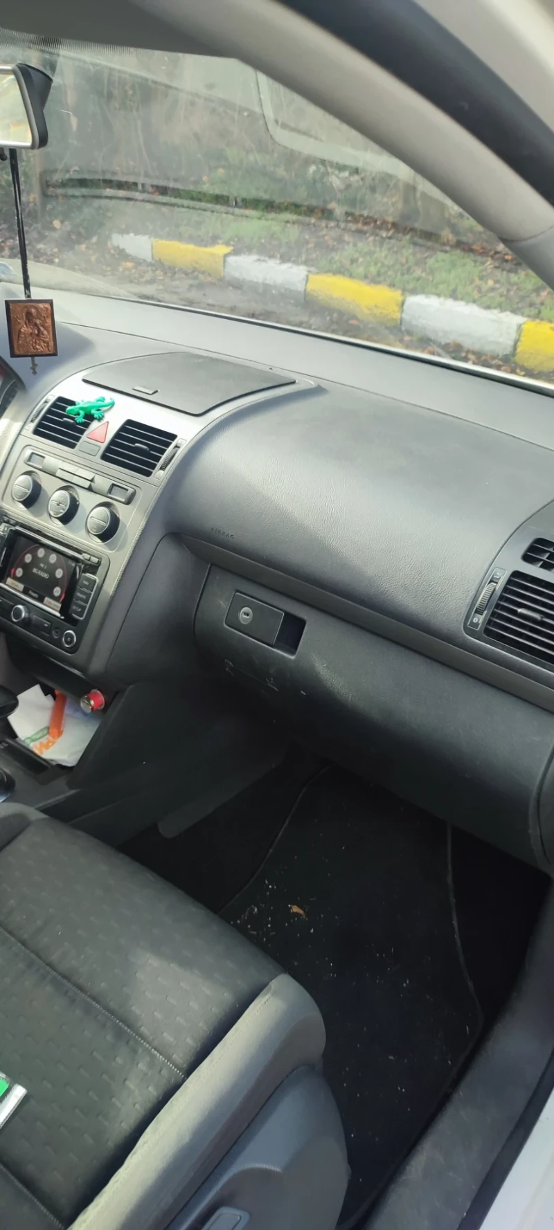 VW Touran, снимка 3 - Автомобили и джипове - 52550843