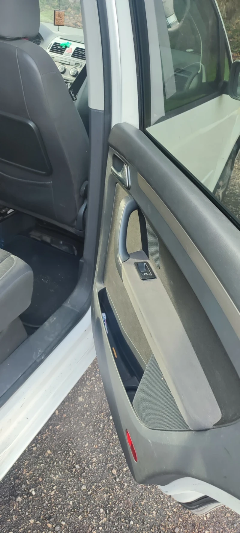 VW Touran, снимка 4 - Автомобили и джипове - 52550843