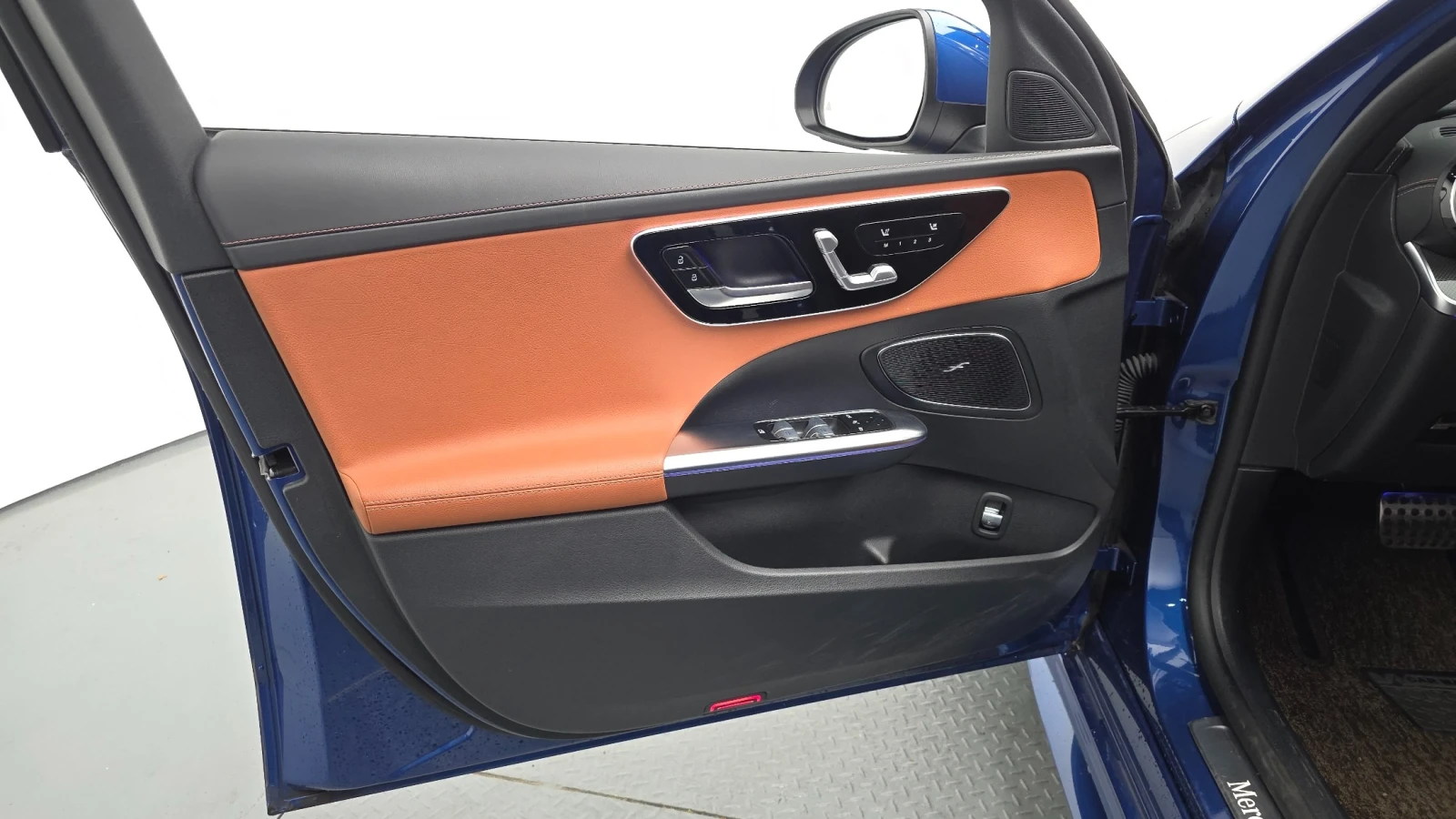 Mercedes-Benz C 300 AMG Line| 360 Cam| HUD| Distronic| Ventilated Seat, снимка 7 - Автомобили и джипове - 54640459